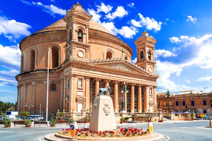 Beeindruckende Mosta Kathedrale mit Rotunde Kuppel in der gleichnamigen Stadt auf Malta