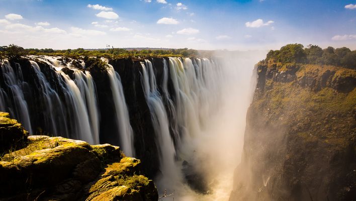 Blick auf die Schlucht der Viktoriafälle in Simbabwe in Afrika