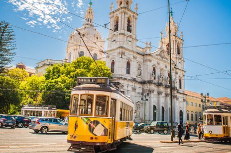 Lissabon in Portugal mit den typischen Straßenbahnen 