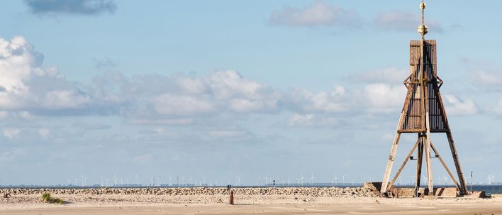 Kugelbake am Strand von Cuxhaven an der deutschen Nordseeküste bei blauem Himmel