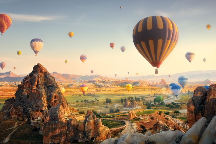 Panoramablick über die Felsenlandschaften in Kappadokien voller Heißluftballons