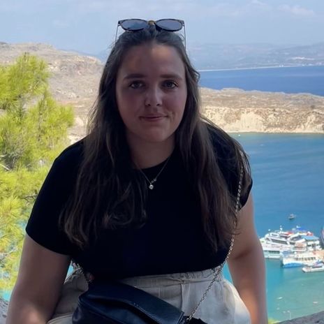 Mitarbeiterin Jana auf der Insel Rhodos in Griechenland