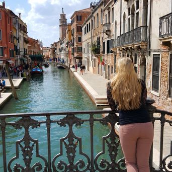 Mitarbeiterin Monique schaut auf einen typischen Wasserkanal in der Stadt Venedig in Italien
