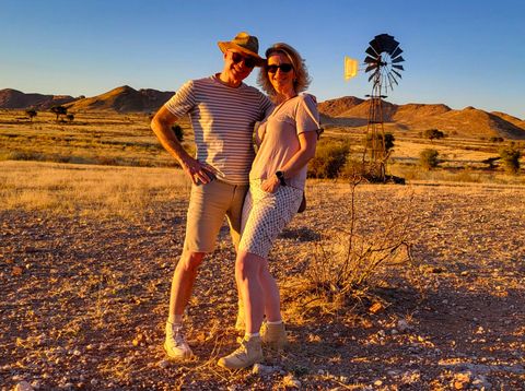 Berge & Meer Chronistin Nicola mit ihrem Mann in der Wüste Namibias