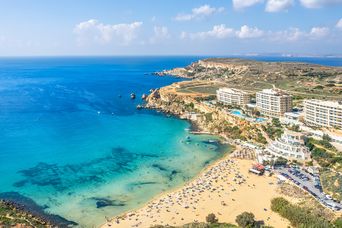 Luftansicht des Golden Bay Beaches auf Malta in der gleichnamigen Bucht