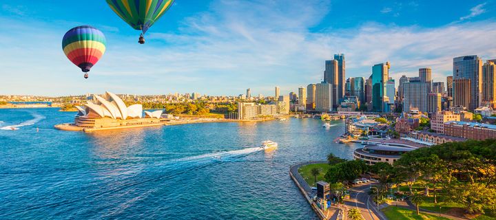 Heißluftballons fliegen über Sydney