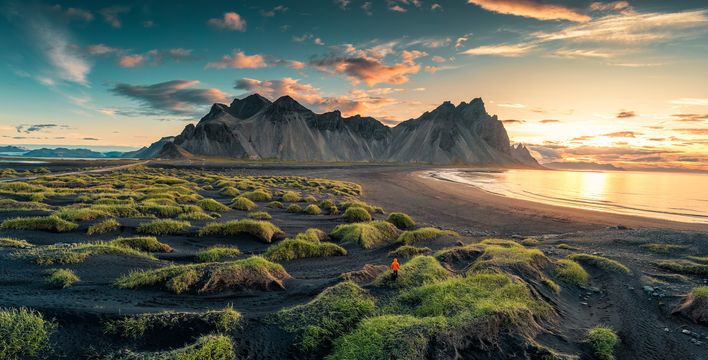 Mensch am schwarzen Strand Stokksnes in Island