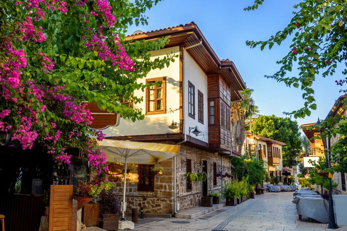 Historische Gasse mit traditionellen osmanischen Häusern in der Altstadt Kaleiçi in Antalya