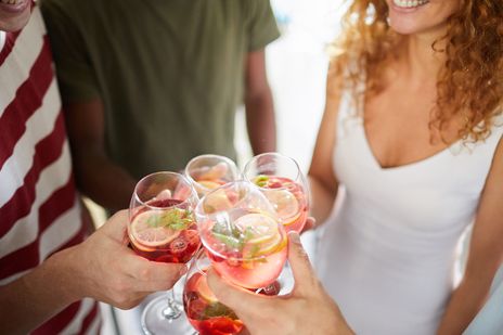 Menschen stoßen mit Wein an