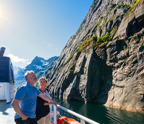 Paar steht auf Deck der MS Richard With von Hurtigruten