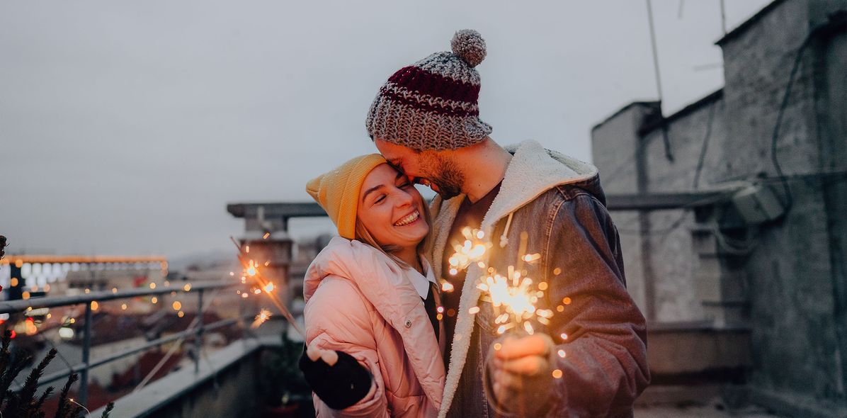 Pärchen mit Wunderkerzen an Silvester