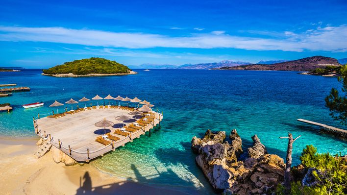 Weißer Sandstrand und türkisfarbenes Wasser in Ksamil, Albanien
