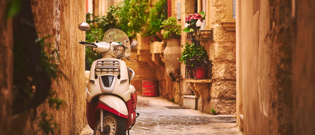 Ein Roller in den schmalen Gassen von Old Rabat auf Malta