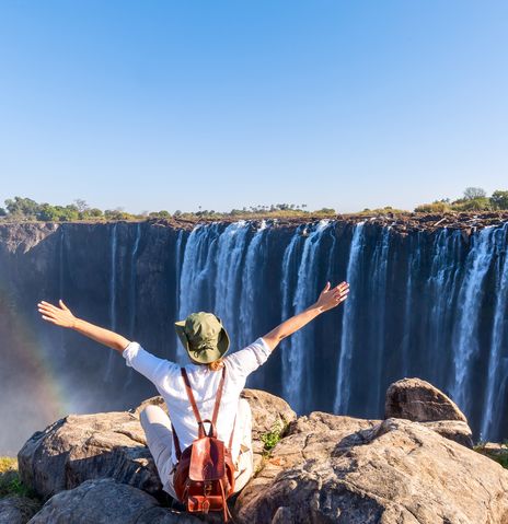 Frau an den Victoriafällen in Simbabwe