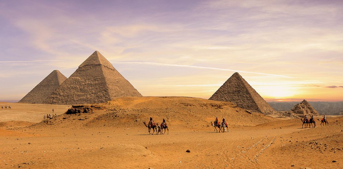 Kamelreiter vor den Pyramiden in Ägypten