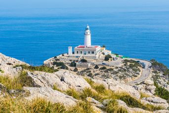 Leuchtturm am Cap de Formentor auf Mallorca auf einer Felsklippe mit Blick auf das Meer
