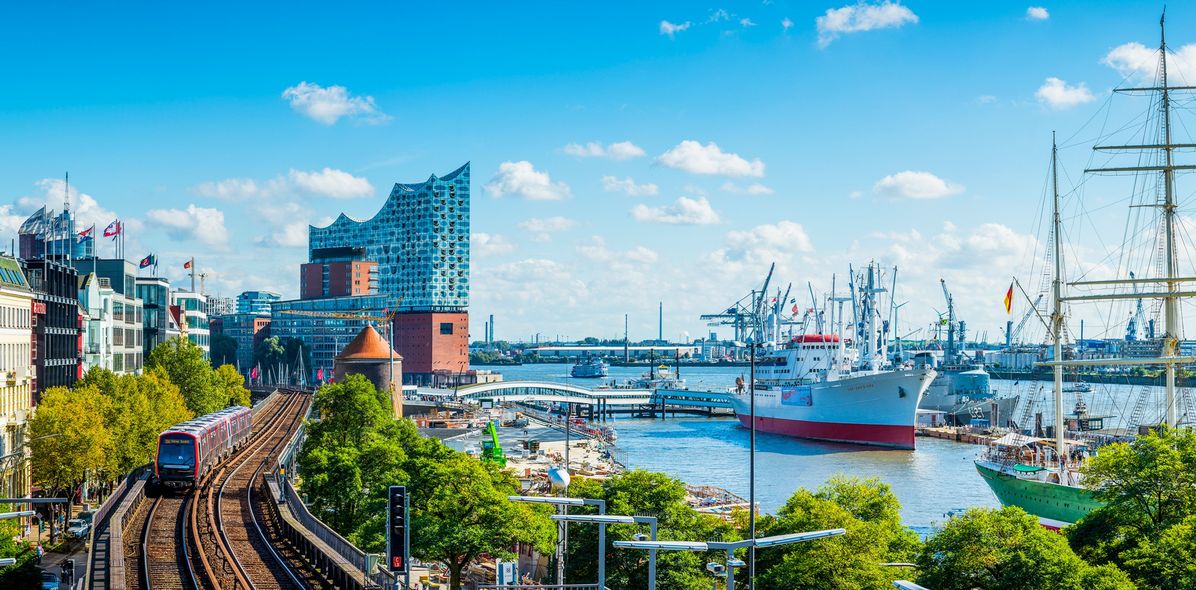 Blick auf den Hamburger Hafen mit der Elbphilharmonie