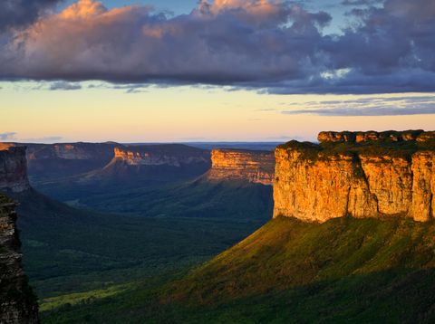 Markante Tafelberge und grüne Täler im Nationalpark Chapada Diamantina in Brasilien im Abendlicht