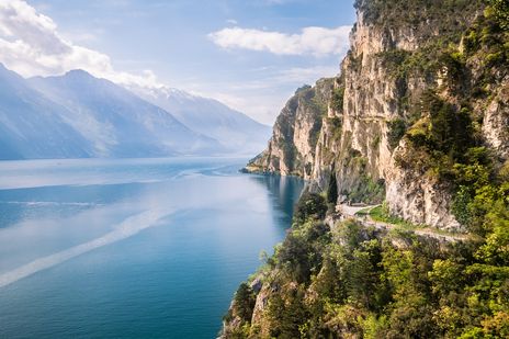 Blick auf die Ponale-Straße am Gardasee mit steilen Felswänden
