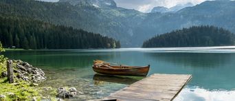 Ein Boot auf dem See in Montenegro