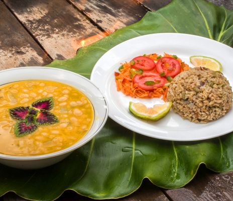 Typische Speisen wie Bohnensuppe und Reis aus Bolivien