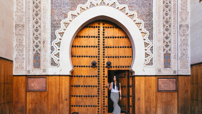 Ein Boot am Strand von Saranda in Albanien