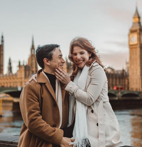 Paar an der Themse mit Blick auf Big Ben in London