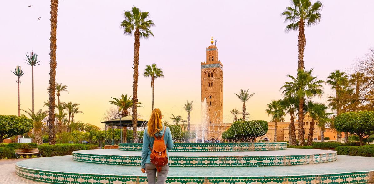 Eine Frau in Marrakesch vor der Koutouiba-Moschee