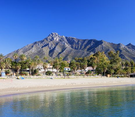 Ein Strand an der Costa del Sol