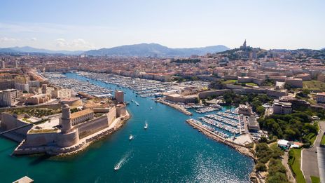 Blick auf den Hafen von Marseille mit Altstadt und Mittelmeerküste