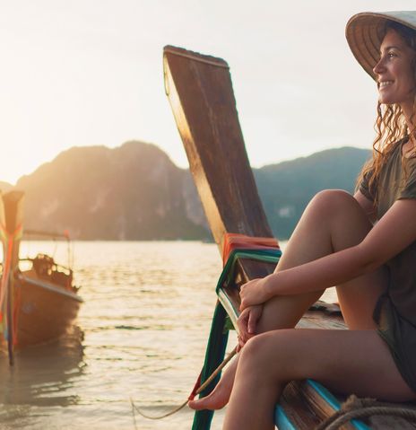 Frau auf Boot in Thailand