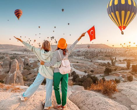 Von der Metropole am Bospurus zu einzigartigen Felslandschaften
