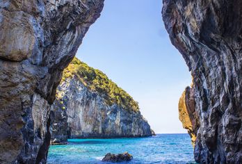 Aussicht auf das Meer durch den Arco Magno bei San Nicola Arcella
