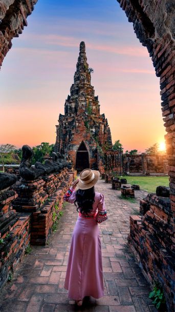 Eine Frau wandert durch die Tempelanlagen von Ayutthaya