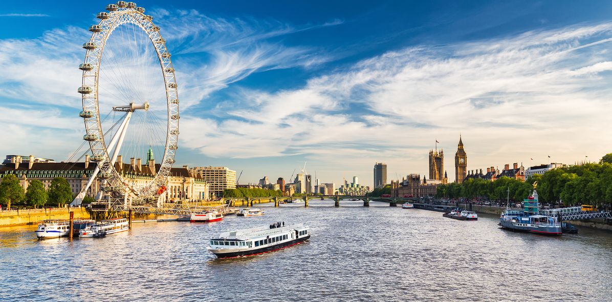 London Eye und Themse mit Blick auf die Londoner Skyline