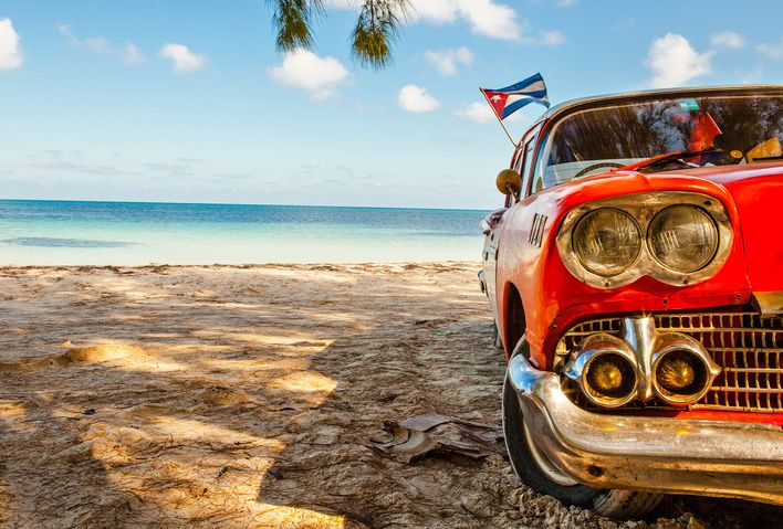 Oldtimer am Strand in Kuba