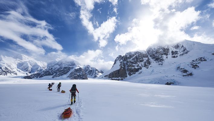 Wanderer auf dem schneebedeckten Gipfel des Mount McKinley in Alaska