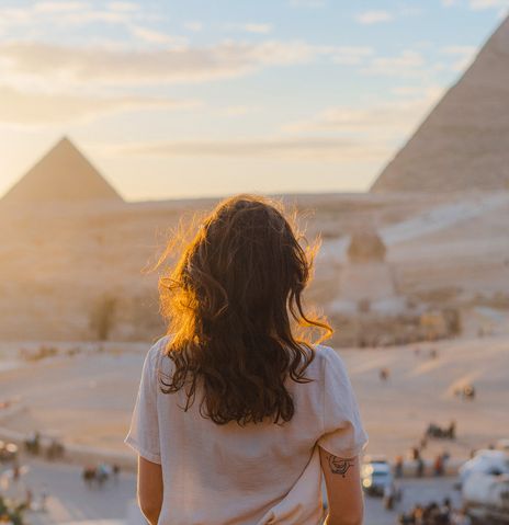 Frau vor den Pyramiden von Gizeh
