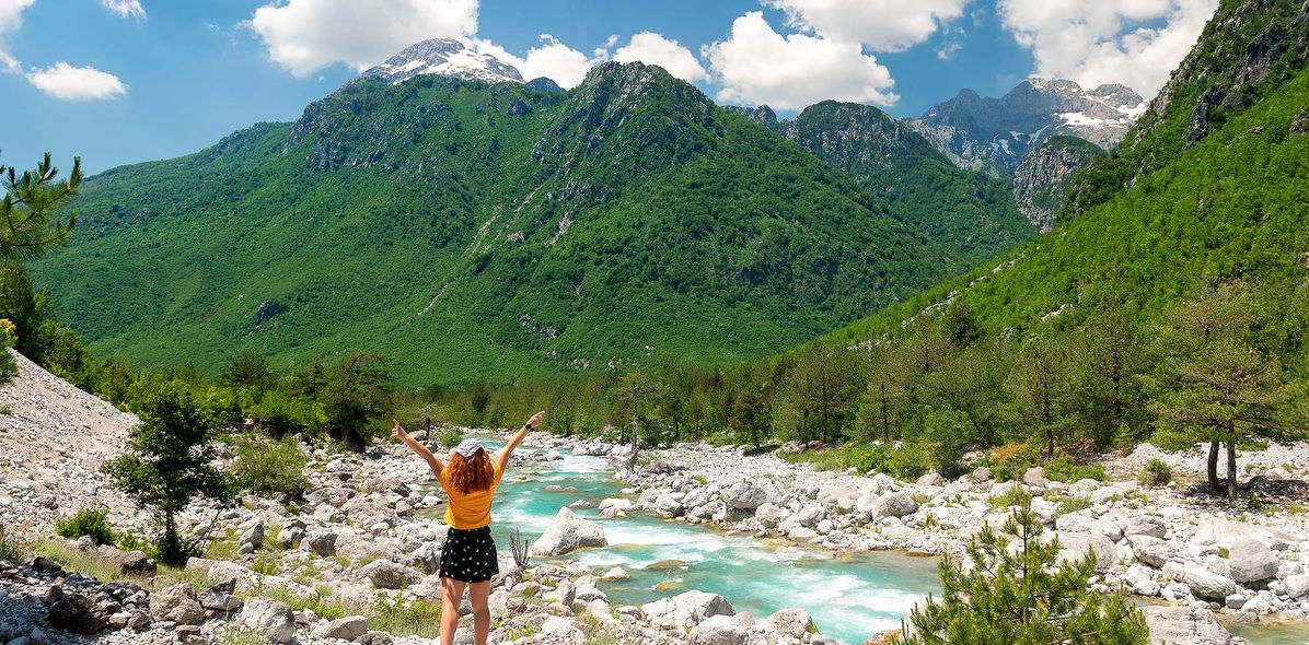 Frau am Fluss in Albanien