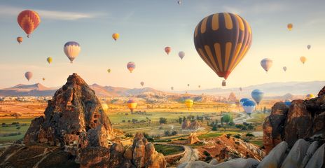 Heißluftballons über Kappadokien im Abendlicht