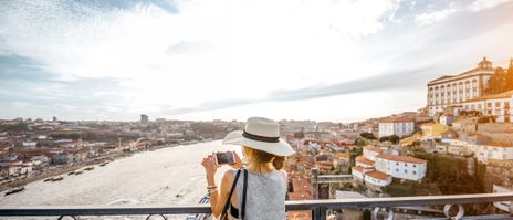 Frau fotografiert Ausblick auf Stadt