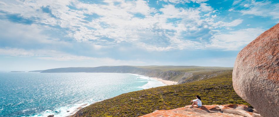 Frau sitzt an Küste auf Kangaroo Island in Australien