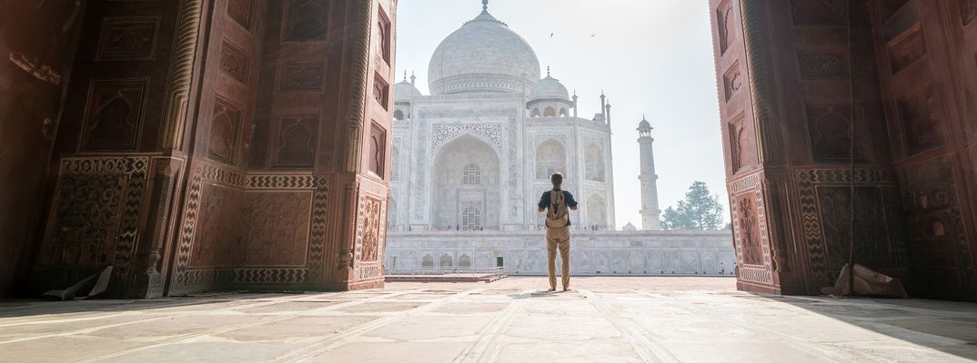 Mann vor Taj Mahal