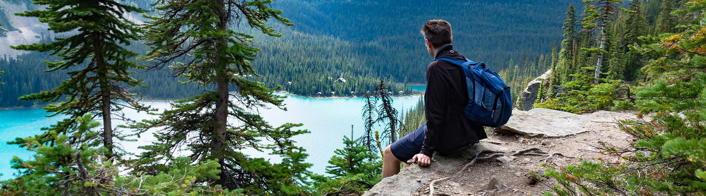 Wanderer genießt die Aussicht im im Yoho Nationalpark