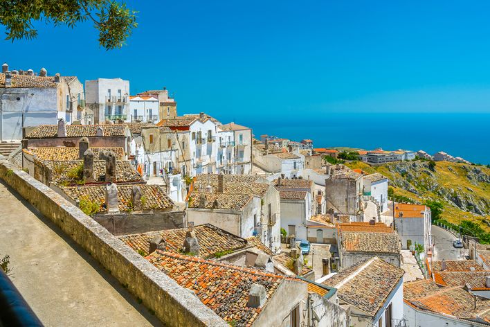 Blick über die Dächer des Ortes Sant'Angelog auf der Insel Ischia in Italien