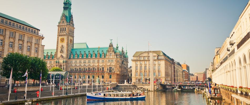 Blick auf die Binnenalster mit dem Rathaus und den Alsterakarden