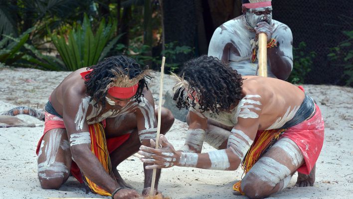 Aborigines in Australien beim Feuer machen