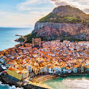Altstadt von Cefalù mit Blick auf den Felsen und das Meer