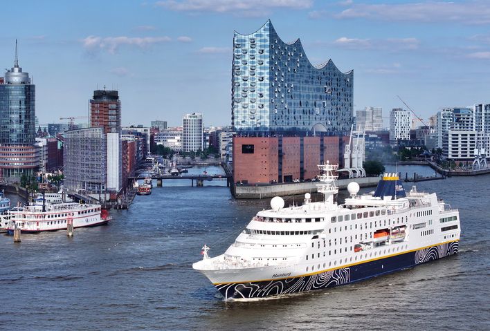 Die MS Hamburg fährt in den Hamburger Hafen ein, dahinter die Elbphilharmonie