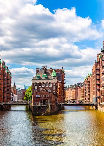 Speicherstadt in der Hansestadt Hamburg mit der Elbe und Wolken, Deutschland